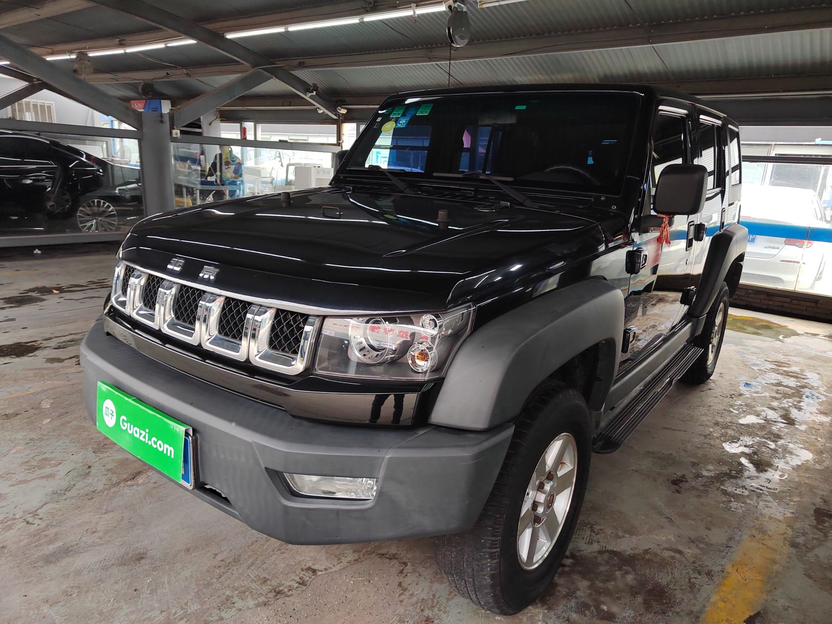 تحت مقدمة السيارة