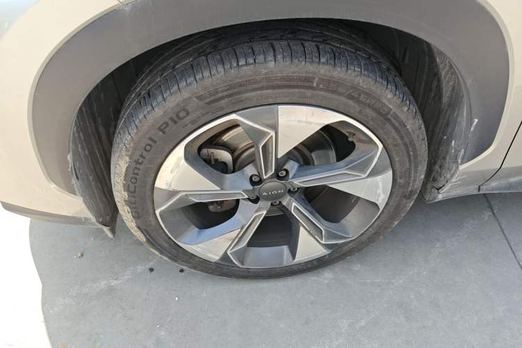 Used AION V 2022 Plus 80 Executive Edition Ternary Lithium Left Front Wheel Hub