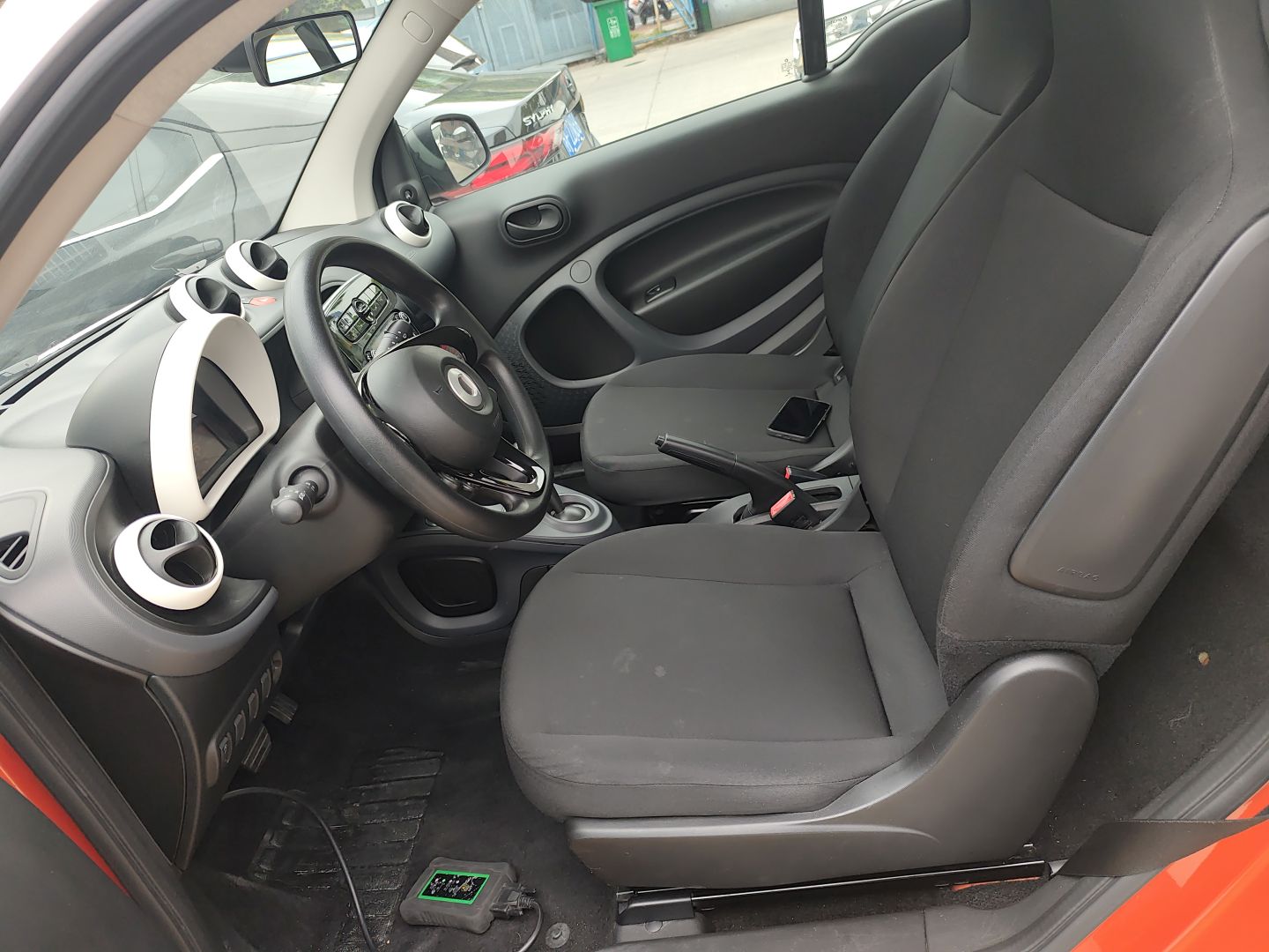 Переднее сиденье в автомобиле