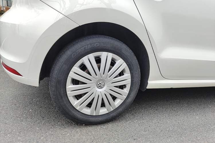 Used Volkswagen Polo 2016 1.6L Automatic Comfort Model Right Rear Wheel Hub