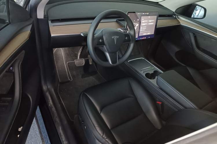 Used Tesla Model Y 2022 Long-Range All-Wheel-Drive Version
