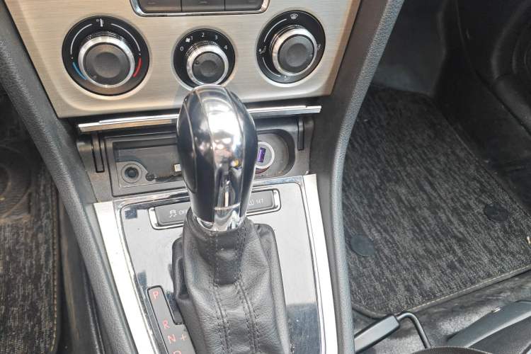 Used Volkswagen Lavida 2013 Restyled Classic 1.6L Automatic Comfort Edition Gear Lever