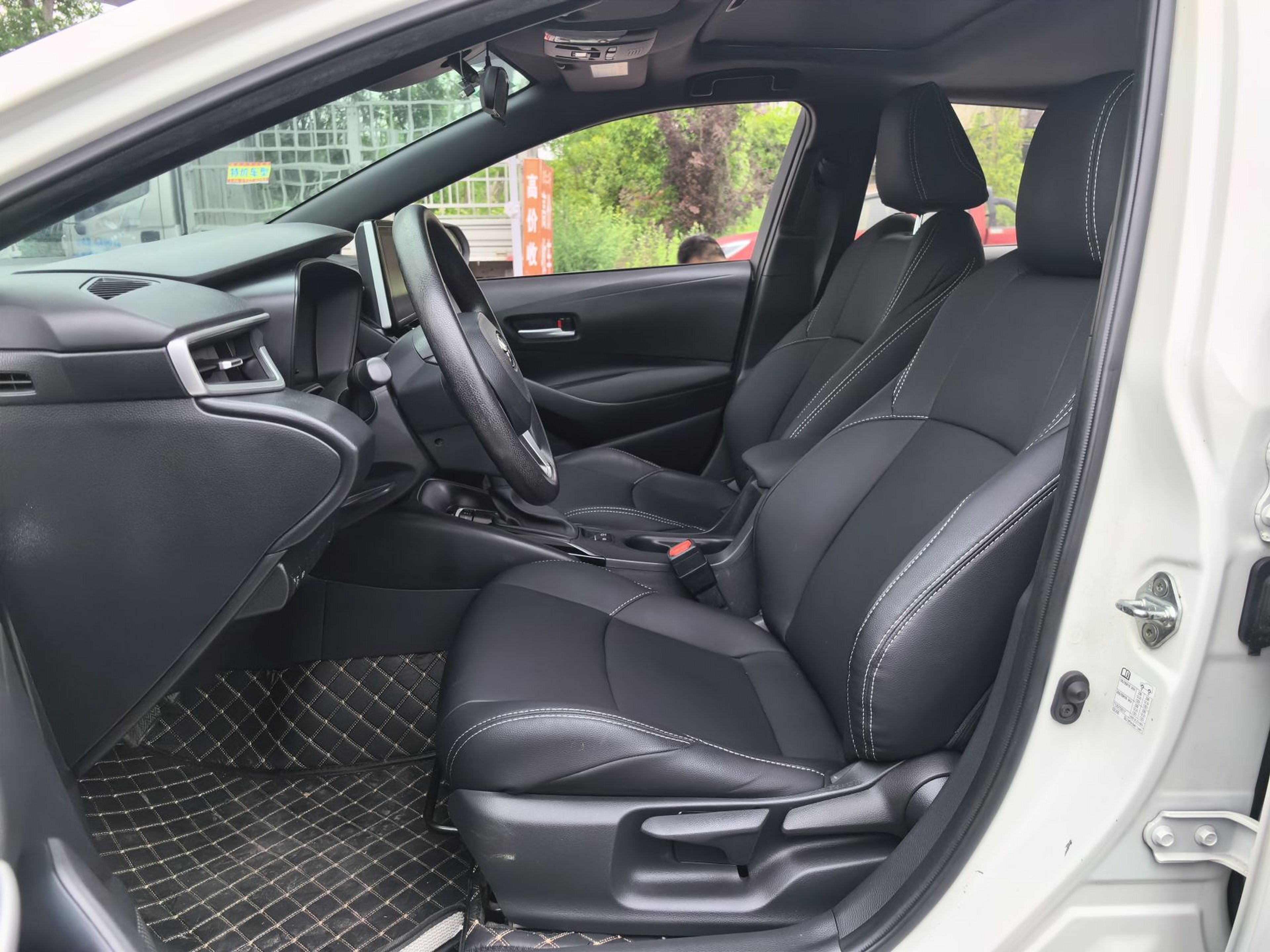 Переднее сиденье в автомобиле