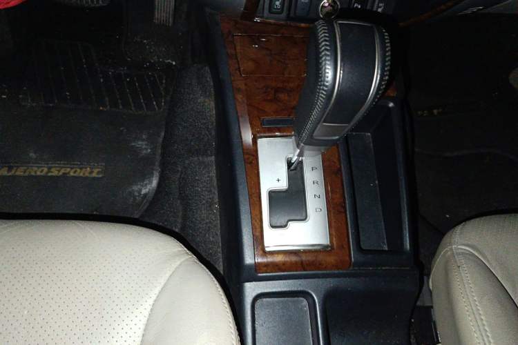 Used Mitsubishi Pajero Sport 2013 3.0L Automatic Two-Wheel Drive Luxury Edition Gear Lever