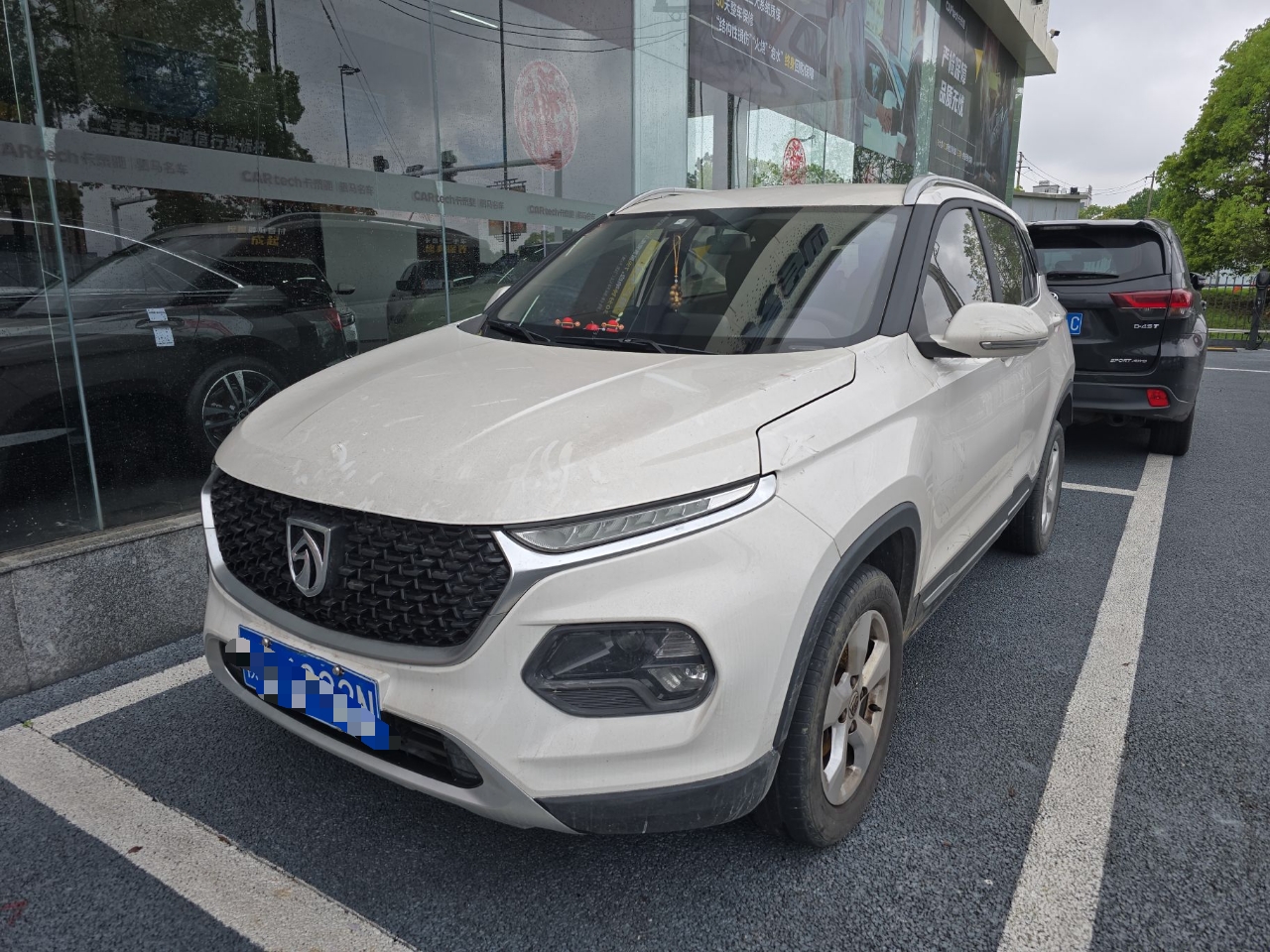 تحت مقدمة السيارة