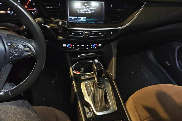 Used Buick Regal 2017 28T Luxury Edition Audio And AC Panel