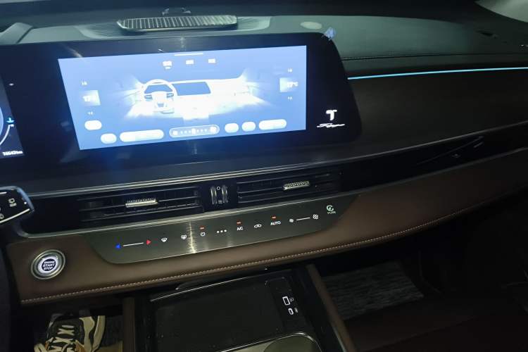 Used Chery Tiggo 8 PRO 2024 Champion Edition 390T Two-Wheel Drive Peak Version 5 Seats Audio And AC Panel