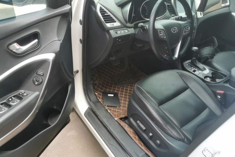 Used Hyundai Santa Fe 2013 2.4L Automatic Two-Wheel Drive Smart Version Driver Seat