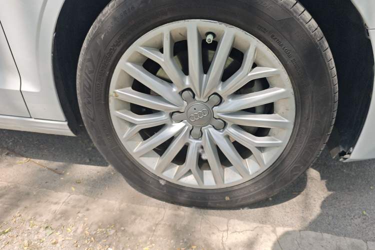 Used Audi A3 2016 Limousine 35 TFSI Prestige Edition Right Front Wheel Hub