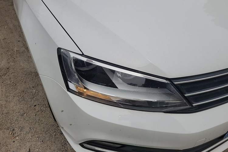 Used Volkswagen Sagitar 2017 230TSI Automatic Comfort Version Right Front Headlight