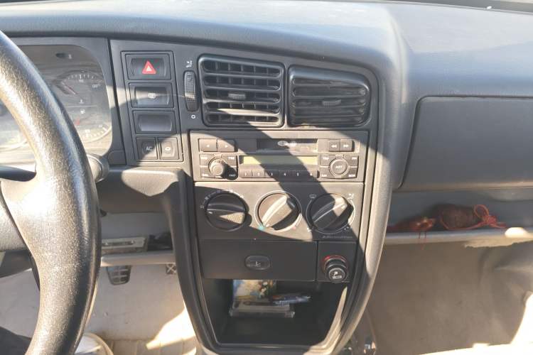 Used Volkswagen Jetta 2005 CIF Comfort Model Audio And AC Panel