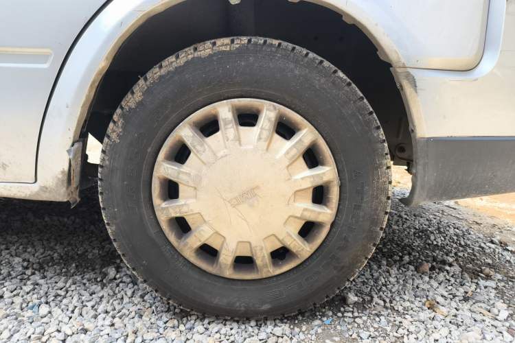 Used JMC Transit 2017 2.8T Commercial Version Short Wheelbase Mid-Roof 6/7/8-Seater JX493 Right Front Wheel Hub