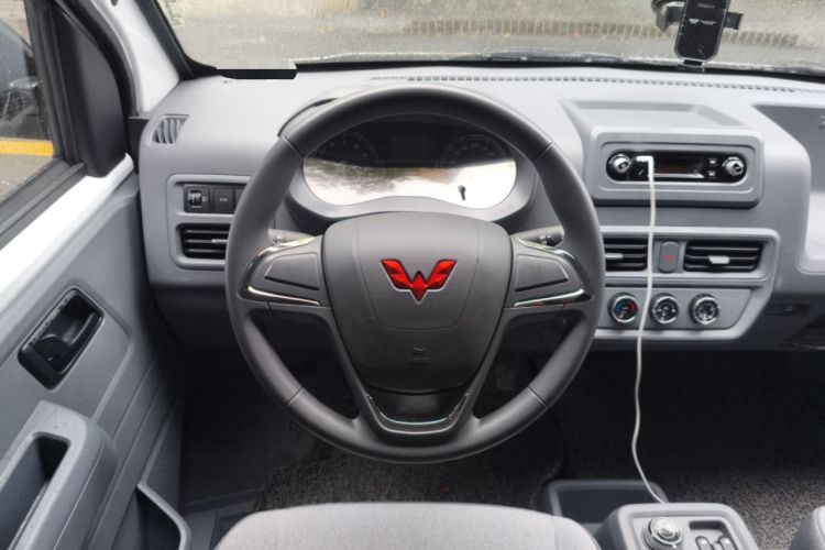 Used Wuling Yangguang 2024 300KM Comfort Version Passenger Van 75kW