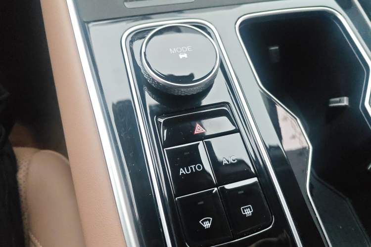 Used Chery Tiggo 8 L 2025 Model 2.0T Two-Wheel Drive Changhong Edition—5 Seaters
