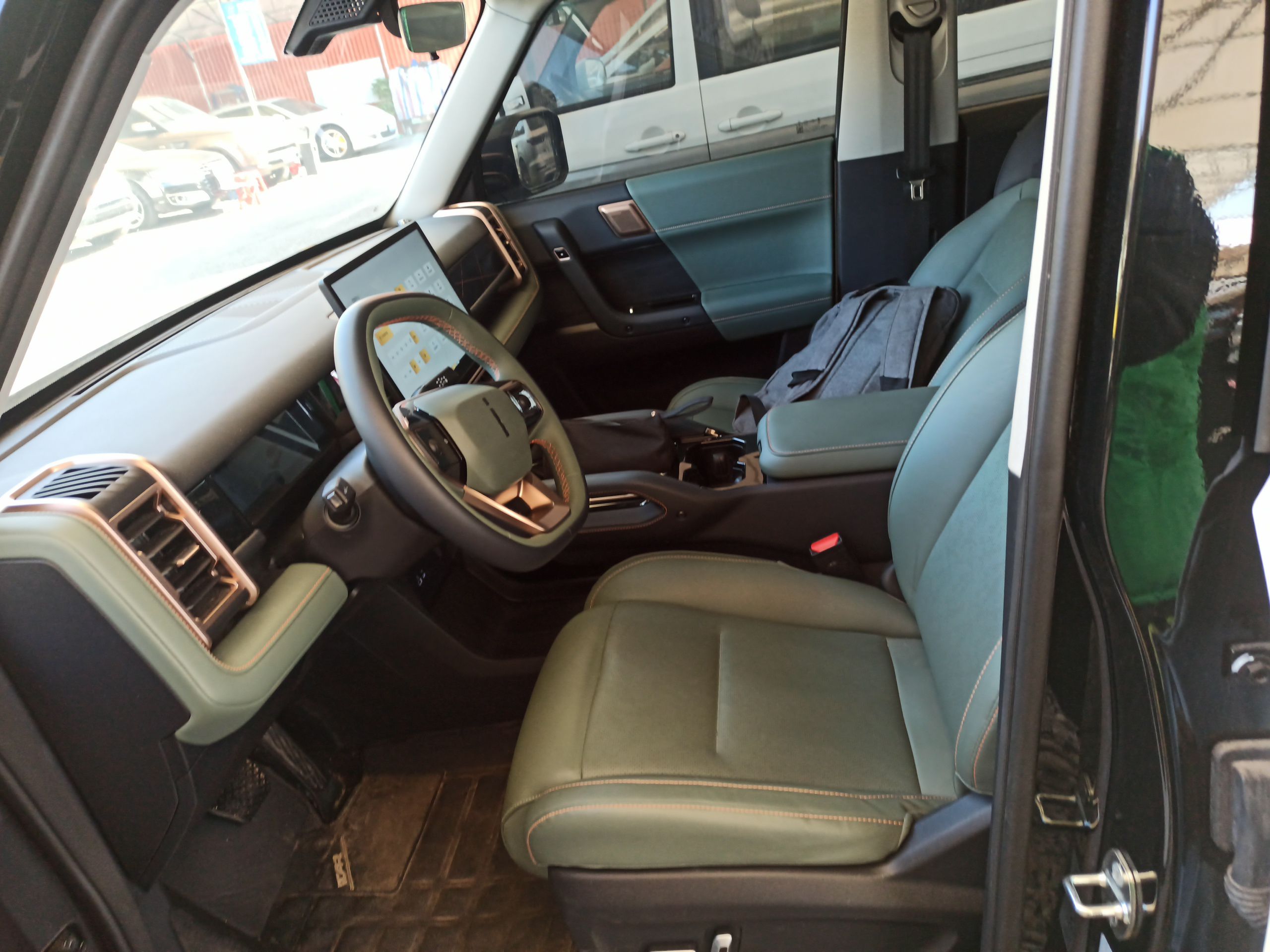 المقاعد الأمامية داخل السيارة