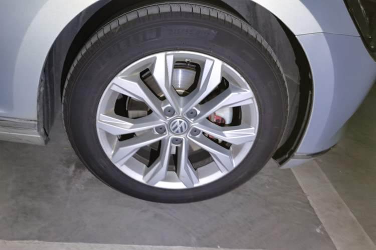 Used Volkswagen Magotan 2018 330TSI DSG Luxury Model Right Front Wheel Hub