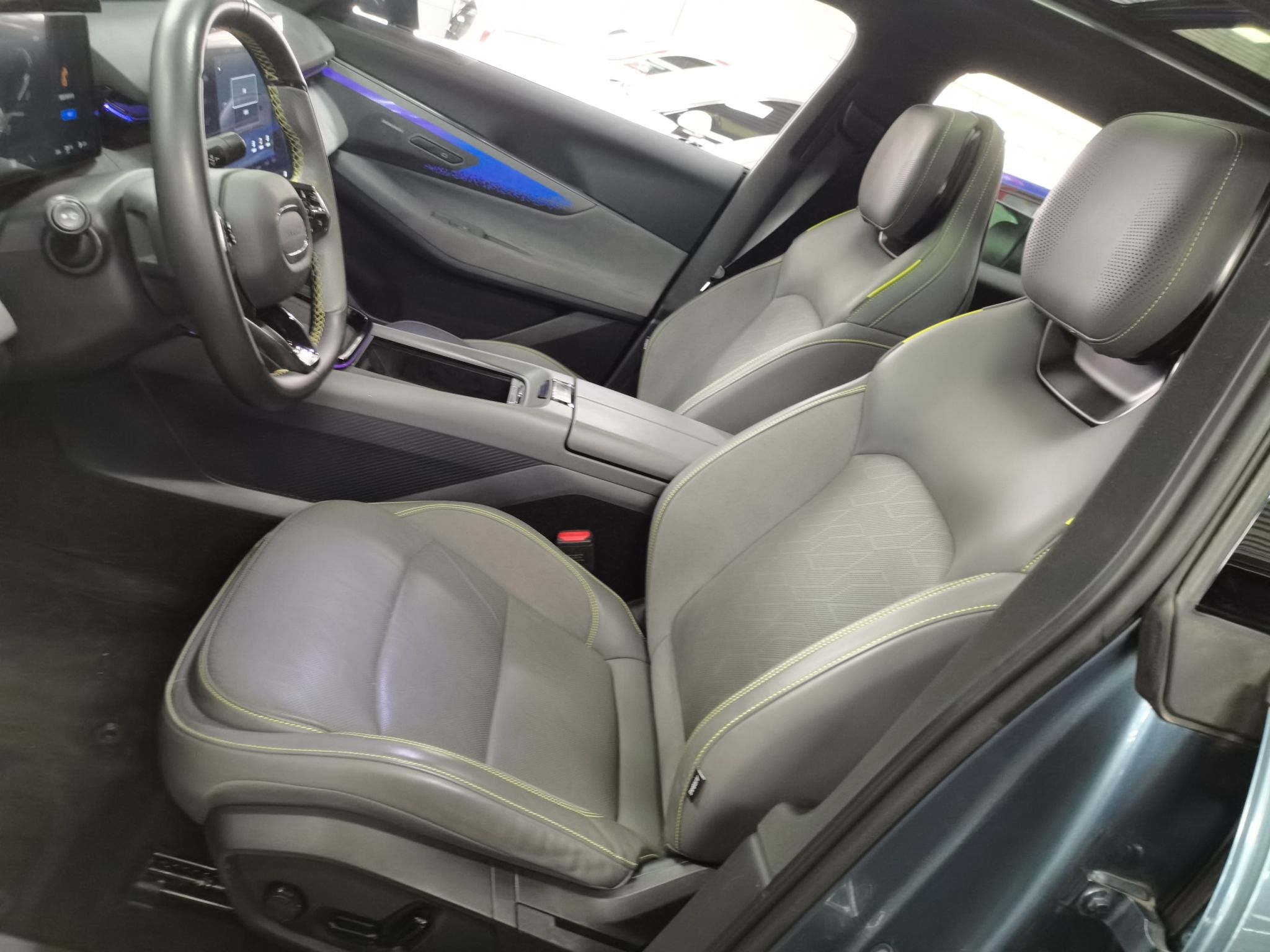 المقاعد الأمامية داخل السيارة