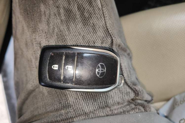 Used Toyota Highlander 2018 2.0T Four-Wheel Drive Luxury Version 7 Seats China VI Standard Vehicle Key