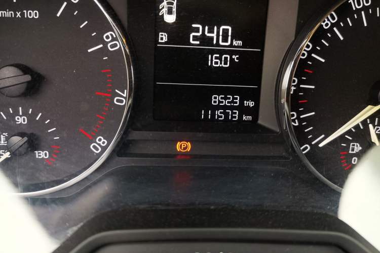 Used Skoda Octavia 2015 1.6L Automatic Yijie Edition Odometer Close Up