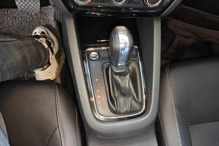 Used Volkswagen Sagitar 2018 280TSI DSG Comfort Model Gear Lever