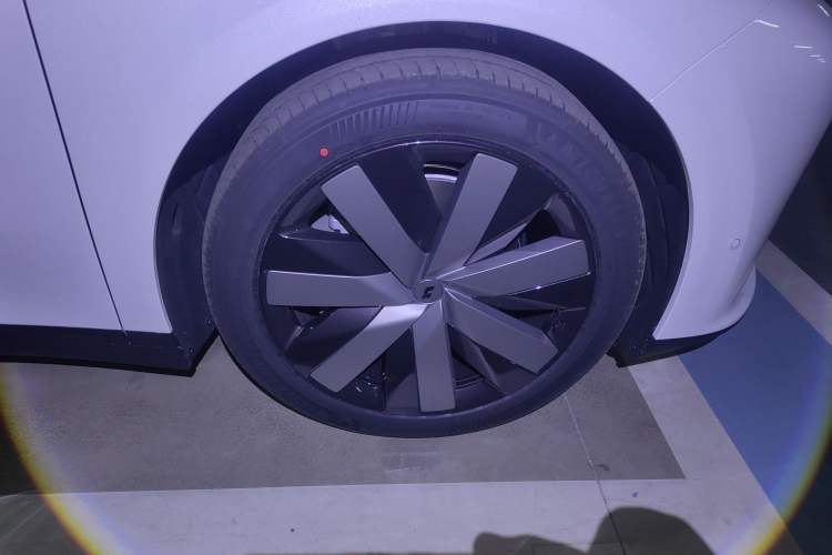 Used Li Auto i6 2025 Model Four-Wheel-Drive Standard Type
