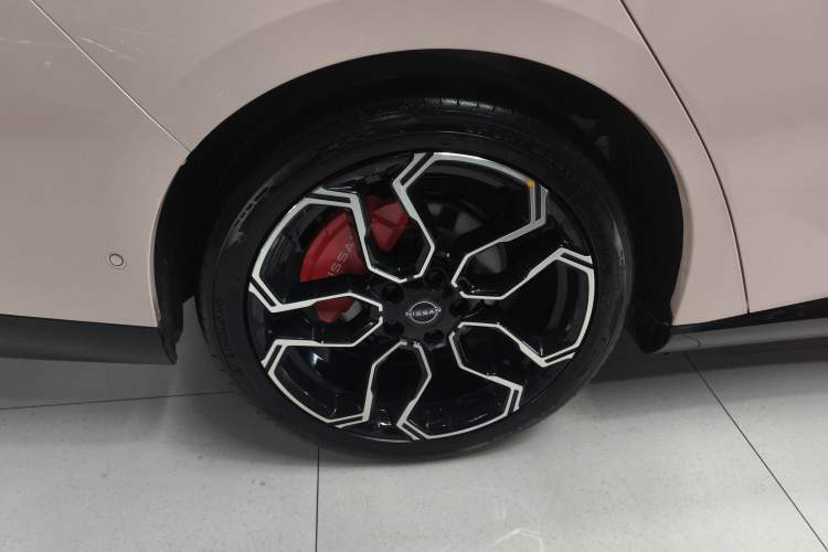 Used Nissan N7 2025 625 Max Exterior 8