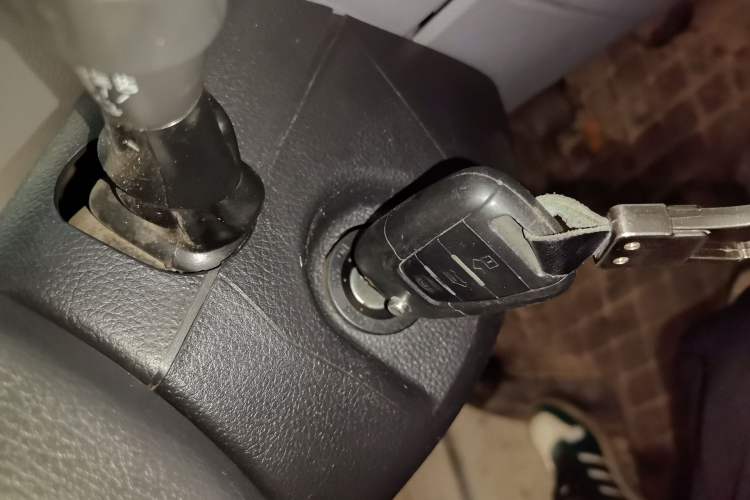 Used SAIC MAXUS Xintu V80 2019 2.5T Classic Edition 6-Speed Manual – Aoyuntong Short Wheelbase Mid-Height Design 5/6 Seats Vehicle Key