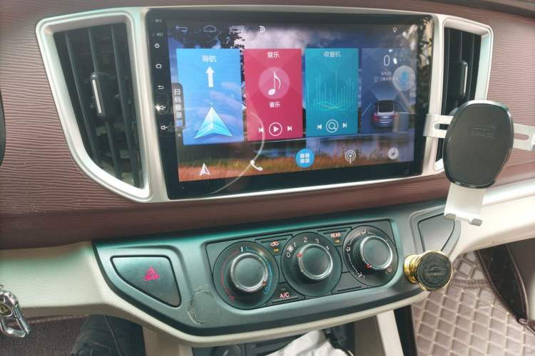 Used FORTHING Lingzhi 2019 M5L 1.6L 7-Seater Comfort Model China VI Standard Audio And AC Panel