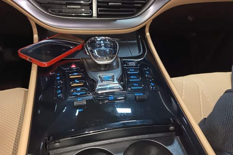 Used Denza D9 2024 DM-i 980 Four-Wheel Drive Prestige Model
