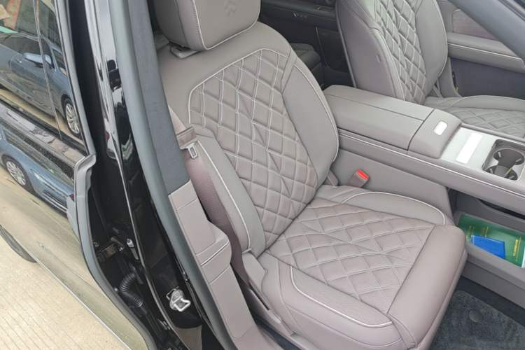 Used Nio ES8 2026 Model 6-seat Executive Luxury Edition Right Front Seat