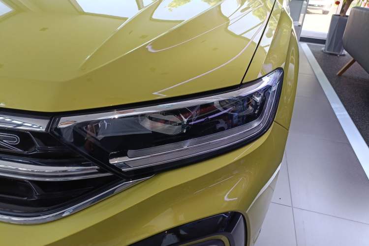 Used Volkswagen T-ROC 2023 300TSI DSG Two-Wheel Drive Starlight Edition