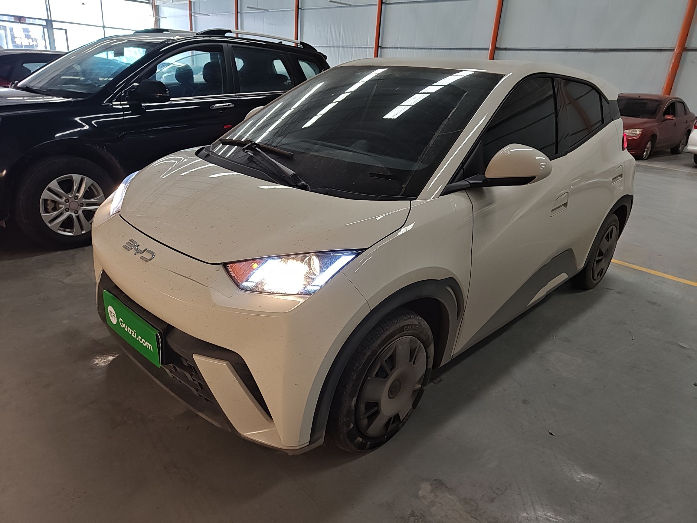 Под передней частью автомобиля