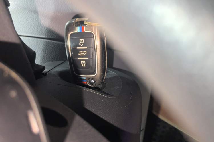 Used SAIC MAXUS Xintu V80 2021 2.0T PLUS AMT City Edition Short Wheelbase Ultra-Low Roof 5/6-Seater
