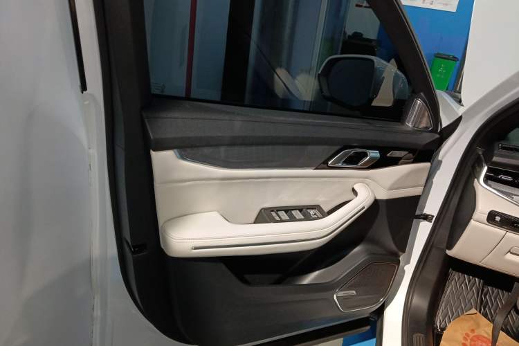 Used Lynk & Co 09 2021 2.0T Ultra Six-Seater
