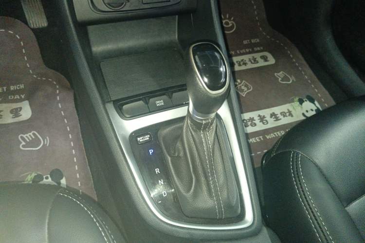 Used Hyundai Celesta 2020 1.6L Automatic GL Enjoyable Edition Gear Lever