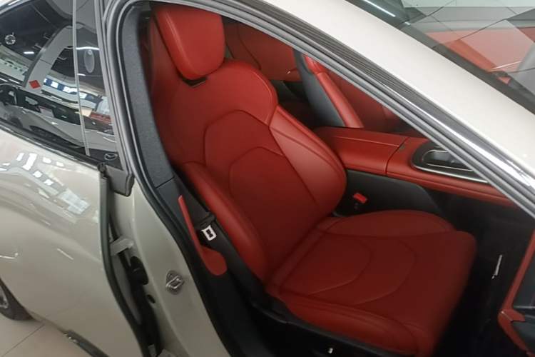 Used Xiaomi Auto SU7 2024 Rear-Drive Long-Range Intelligent Driving Version Right Front Seat