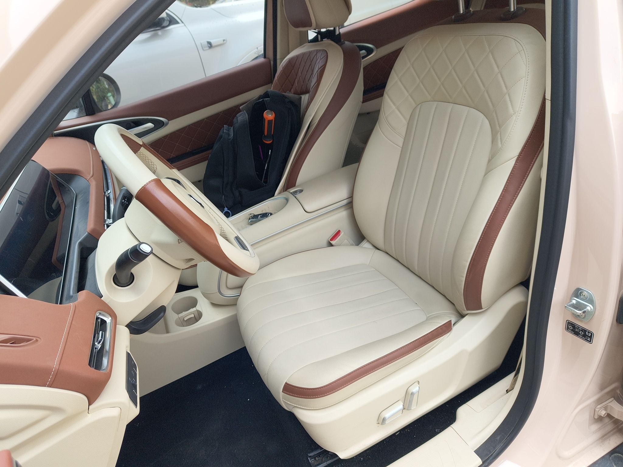 Переднее сиденье в автомобиле