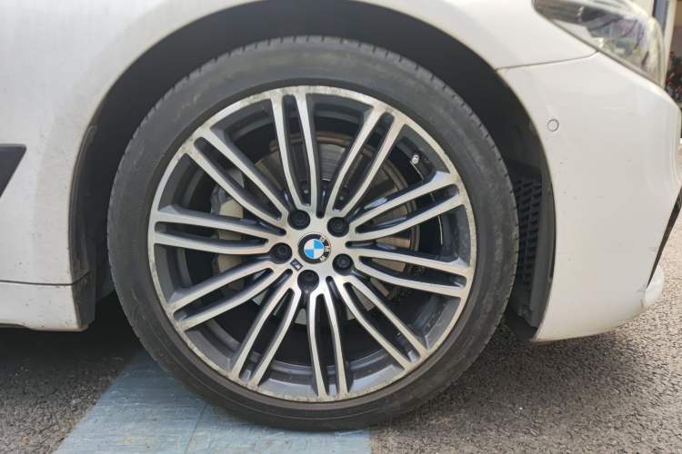 Used BMW 5 Series 2018 Restyled 530Li Luxury Edition M Sport Package Right Front Wheel Hub