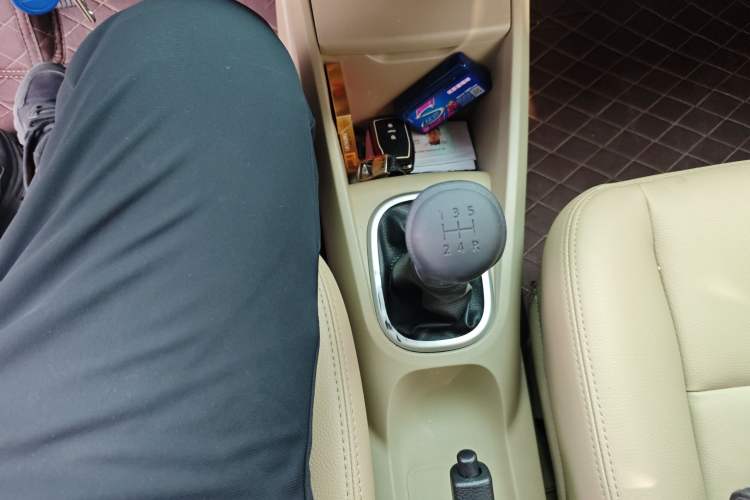 Used Venucia R50 2013 1.6L Manual Luxury Edition Gear Lever