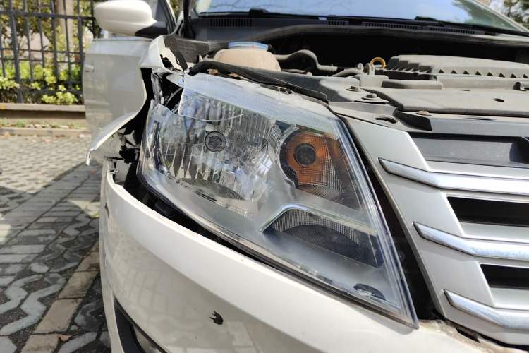 Used Volkswagen Santana 2013 1.6L Automatic Comfort Edition Right Front Headlight