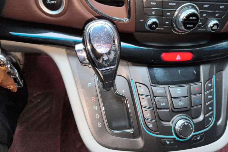 Used JAC Refine M5 2017 2.0T Gasoline Dual-Clutch Executive Version