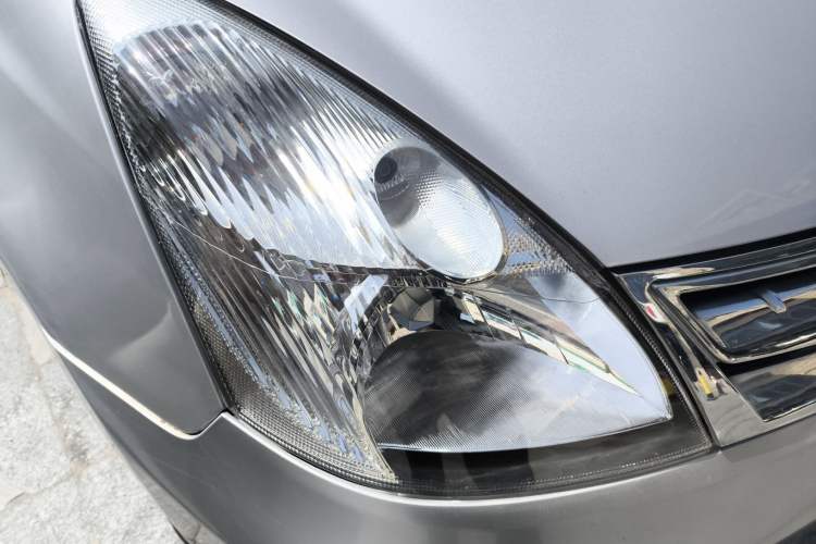 Used Nissan Livina 2010 Jingyue Edition 1.6L Manual All-Around Model
