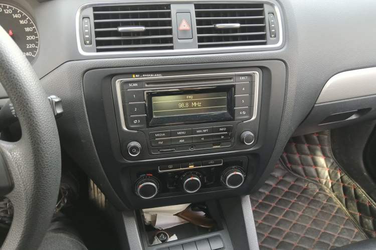 Used Volkswagen Sagitar 2012 1.6L Manual Comfort Model Audio And AC Panel