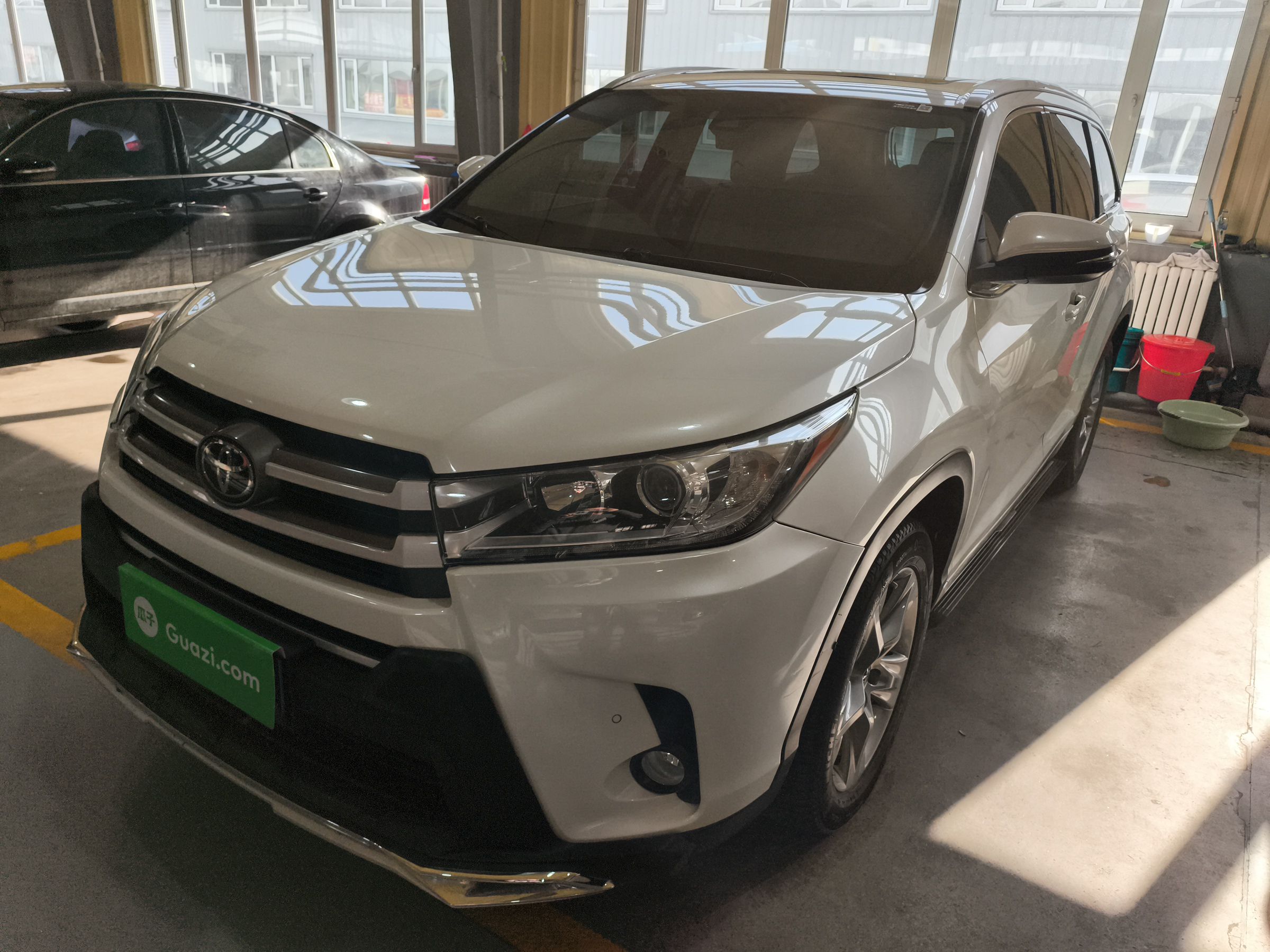 تحت مقدمة السيارة