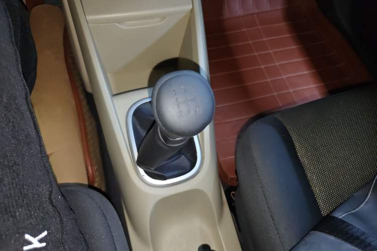 Used Venucia R50 2013 1.6L Manual Fashion Edition
