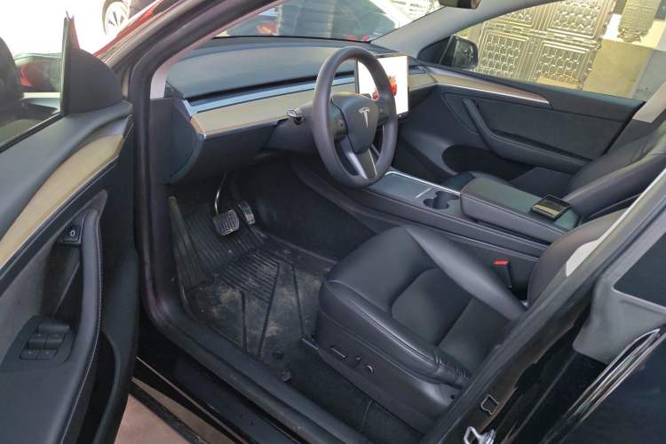 Used Tesla Model Y 2022 Long-Range All-Wheel-Drive Version