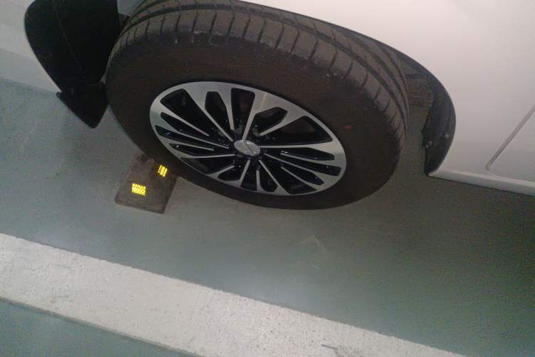 Used Dongfeng Fengon 380 2022 1.5L Comfort-Class Passenger Vehicle (Steel Spring) with 7 Seats