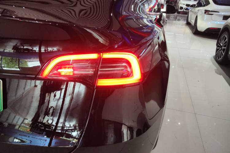 Used Tesla Model Y 2021 Standard Range Rear-Wheel Drive Version Right Rear Taillight