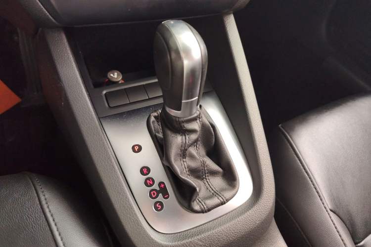 Used Volkswagen Sagitar 2014 Revised Version 1.6L Automatic Comfort Edition Gear Lever