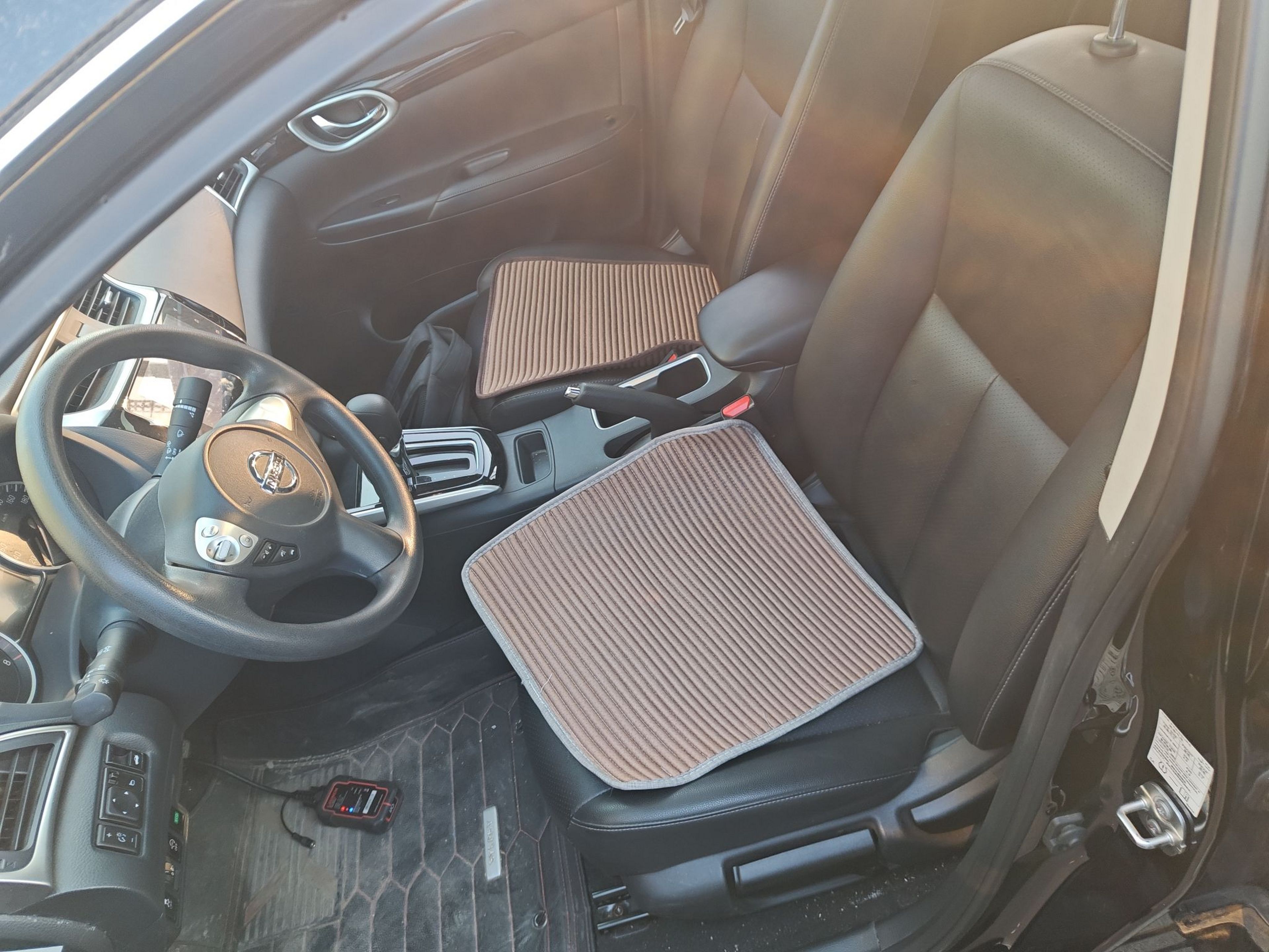 المقاعد الأمامية داخل السيارة